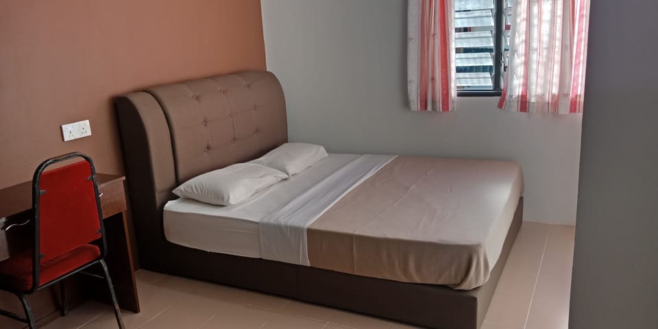 Family Room, Private Bathroom | Desk, free WiFi
