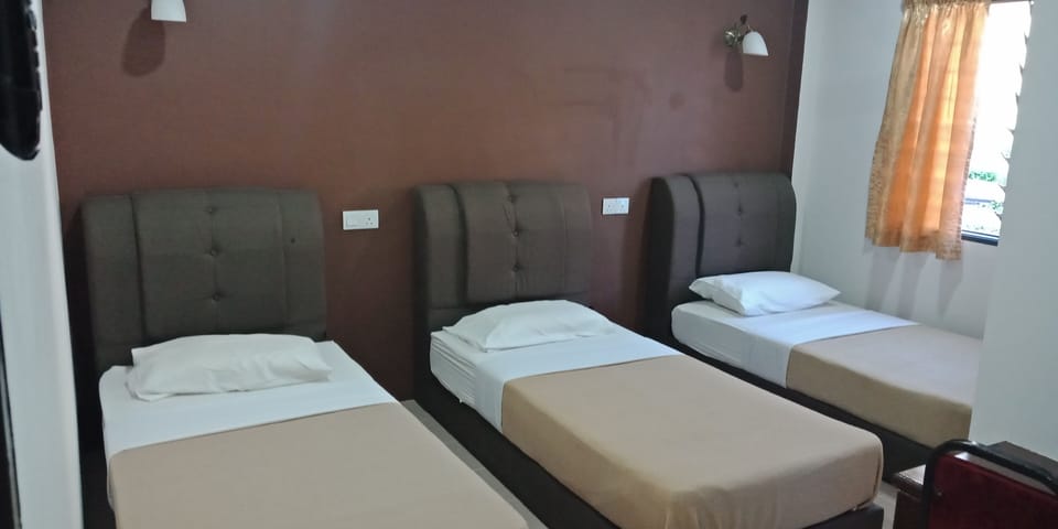 Triple Room, Private Bathroom | Desk, free WiFi