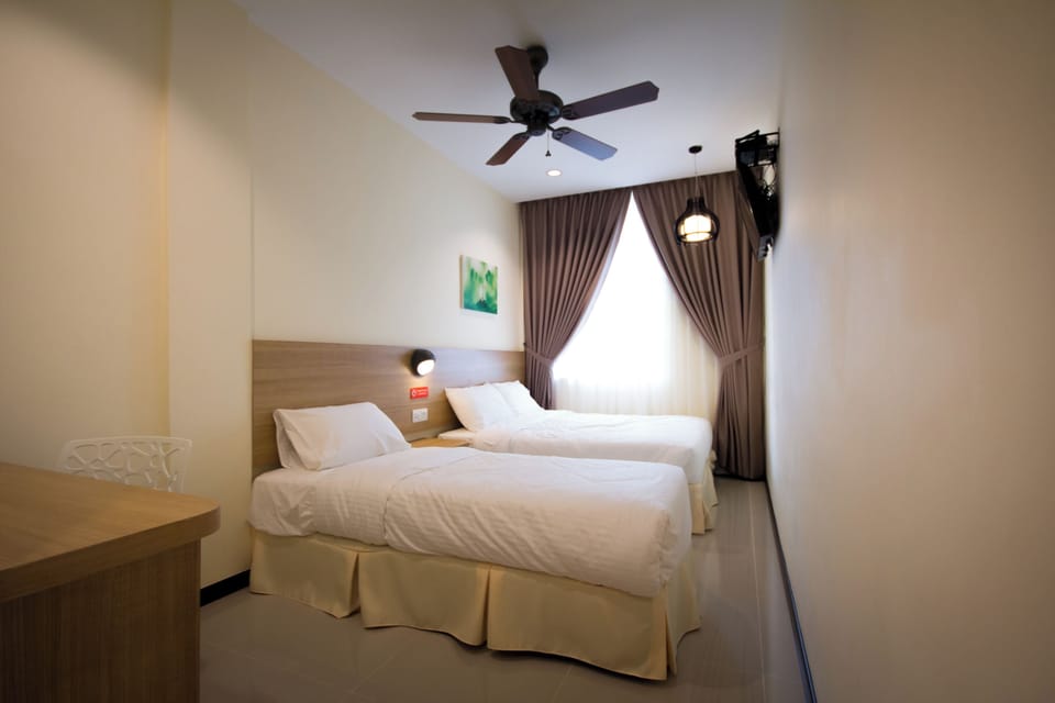 Deluxe Triple Room | Desk, free WiFi, bed sheets