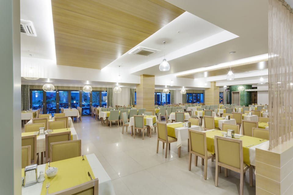3 restaurants; breakfast, lunch, and dinner served
