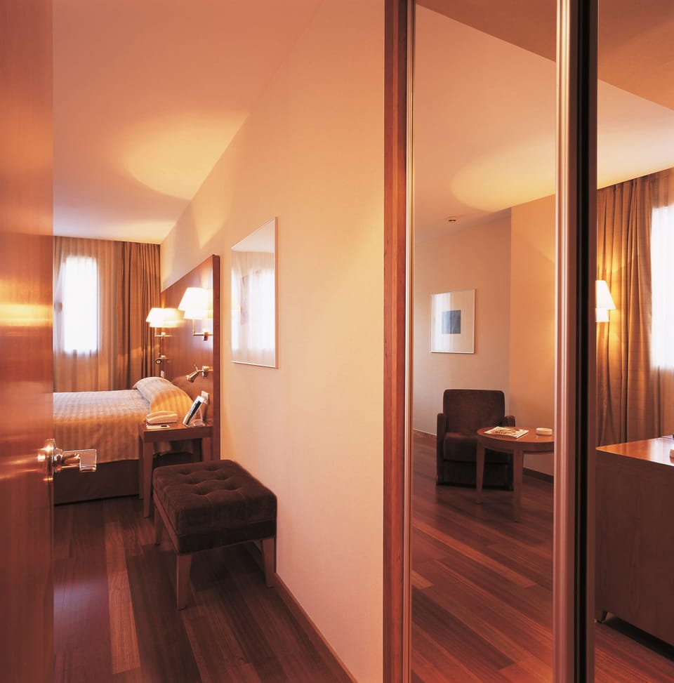 Superior Room, Terrace | Minibar, in-room safe, desk, blackout drapes