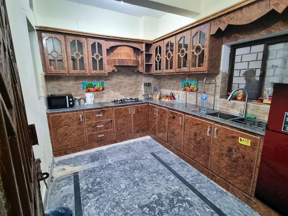 House | Private kitchen | Fridge, microwave, oven, stovetop