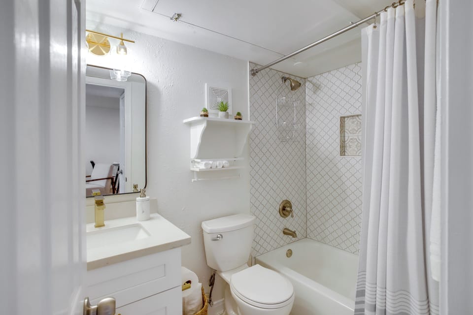 Full Bathroom | Complimentary Toiletries