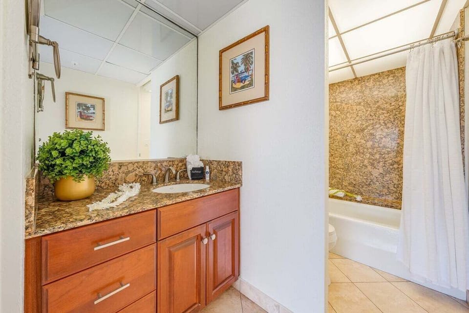 Spacious ensuite full bathroom with tub and shower combo