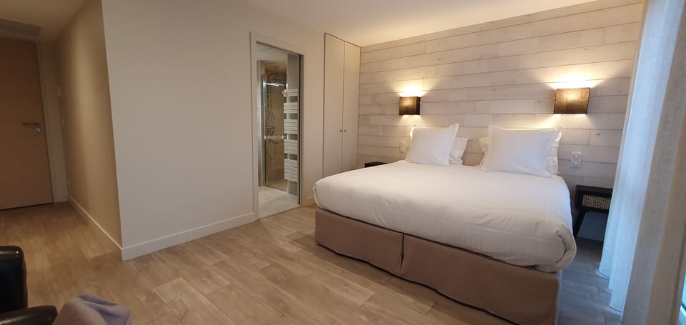 Chambre Prestige | Premium bedding, in-room safe, individually decorated, desk