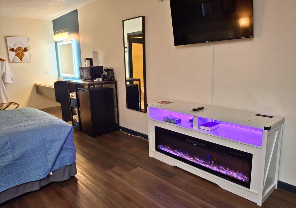 Standard Room, 1 Queen Bed | Desk, iron/ironing board, free WiFi, bed sheets