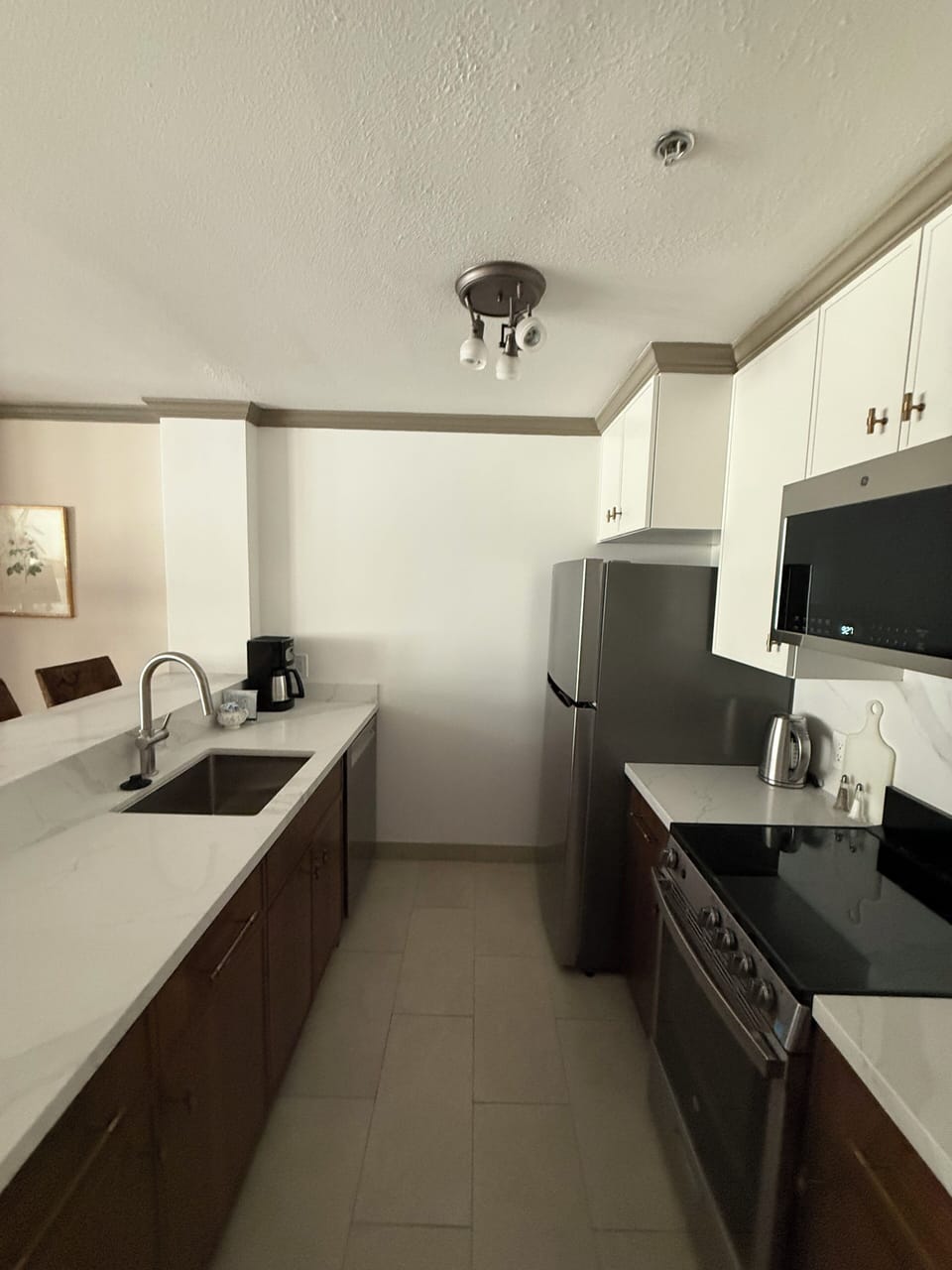 Combined shower/tub, free toiletries, hair dryer, towels