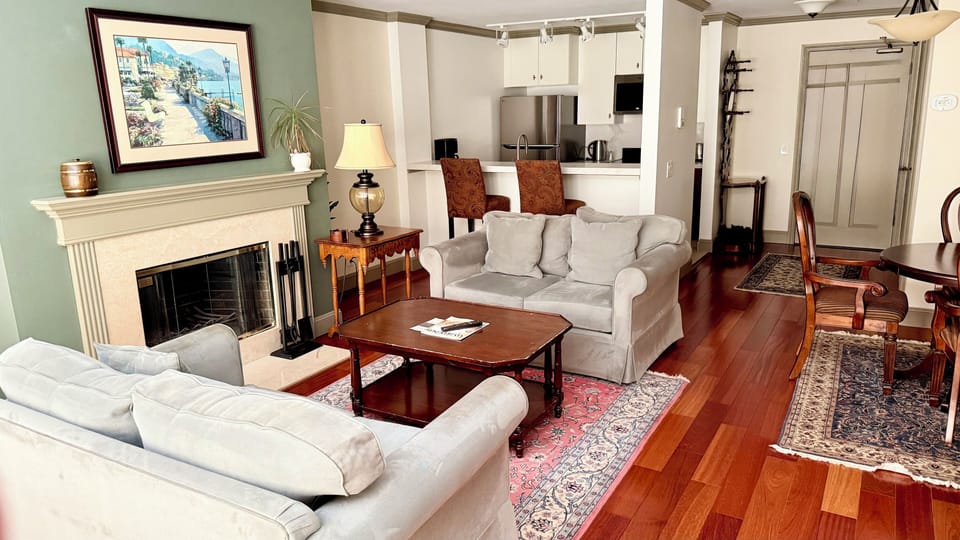1 Bedroom Suite, 1 King Bed | Living area | Flat-screen TV
