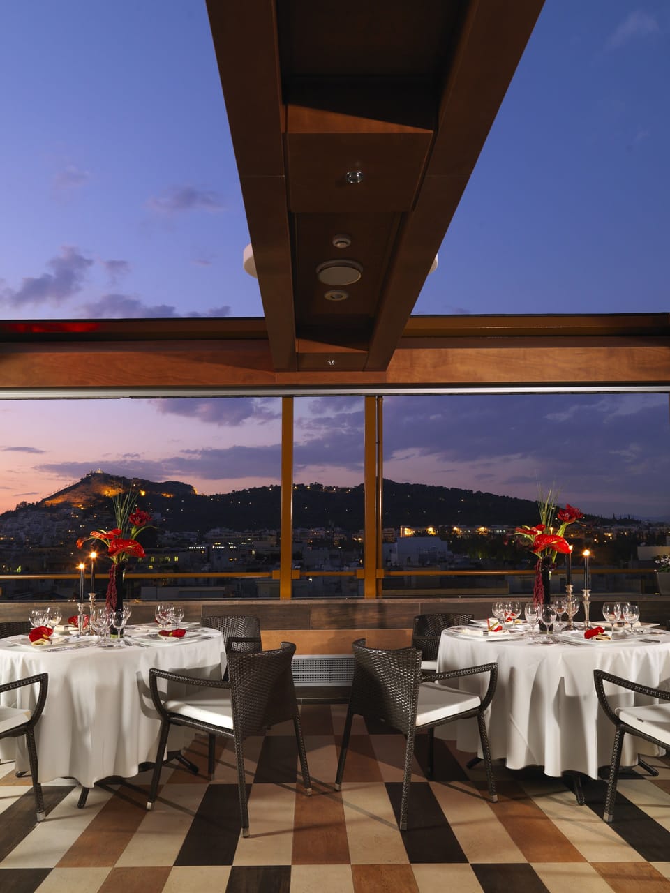 2 restaurants; breakfast, lunch, and dinner served