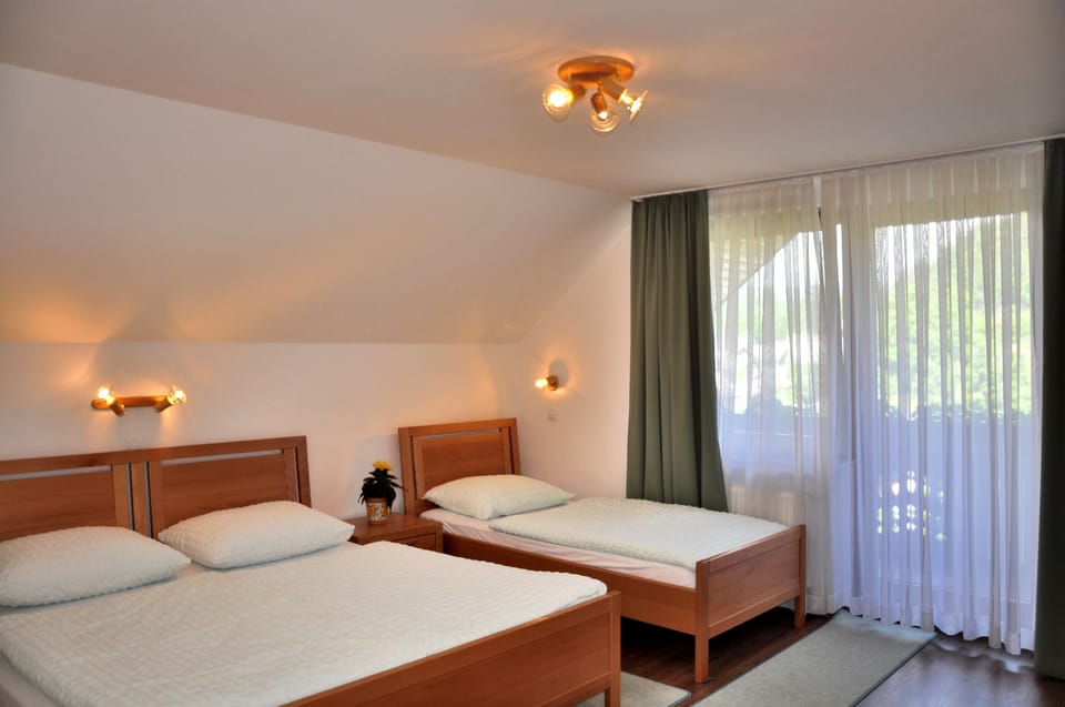 Quadruple Room | In-room safe, soundproofing, free WiFi, bed sheets