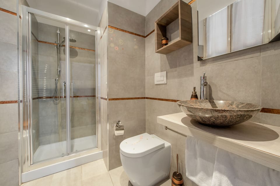Shower, rainfall showerhead, free toiletries, hair dryer