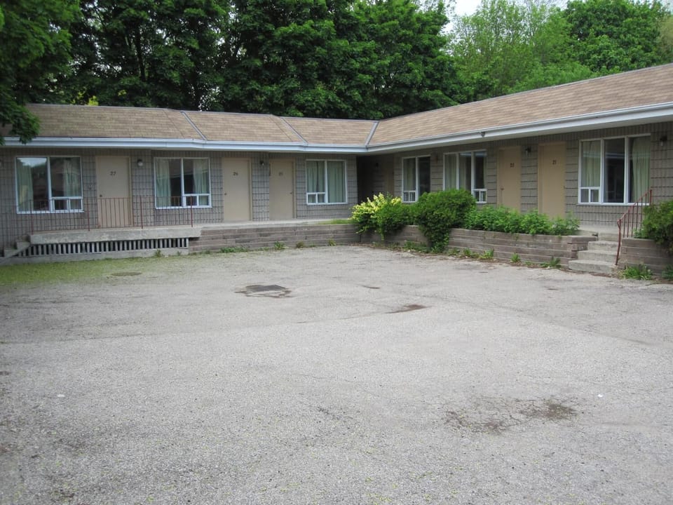 Clarkson Village Motel Motel in Oakville