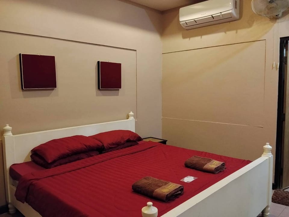 STANDARD DOUBLE or TWIN - No Windows | Free WiFi, bed sheets