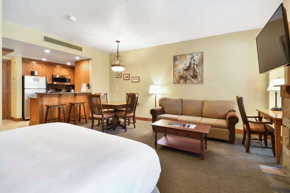 Studio (Sundial Lodge) | Living area | Flat-screen TV, pay movies