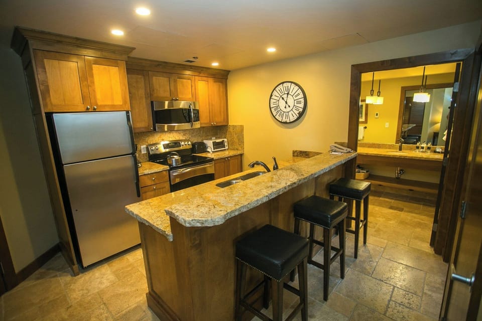 Fridge, microwave, coffee/tea maker, toaster