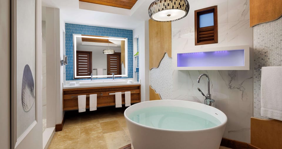 Combined shower/tub, designer toiletries, hair dryer, towels