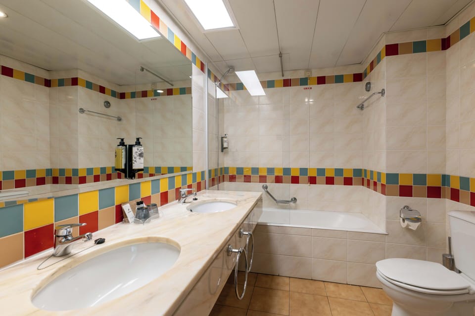 Junior Suite | Bathroom | Combined shower/tub, rainfall showerhead, free toiletries, hair dryer