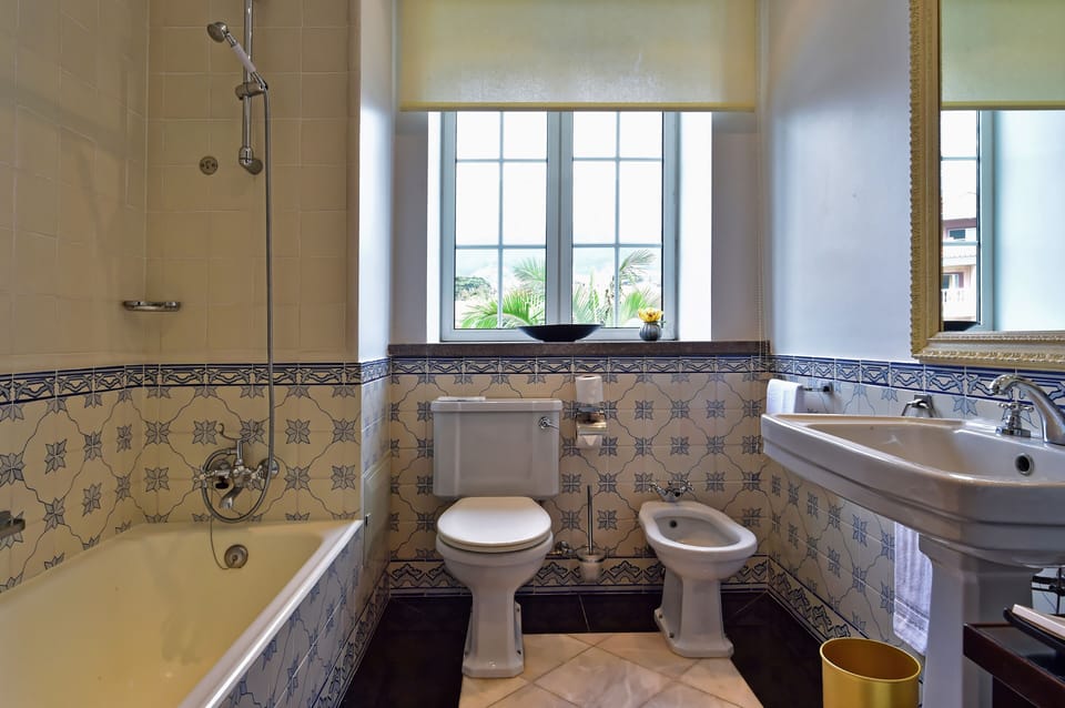 Suite | Bathroom | Deep soaking tub, free toiletries, hair dryer, towels