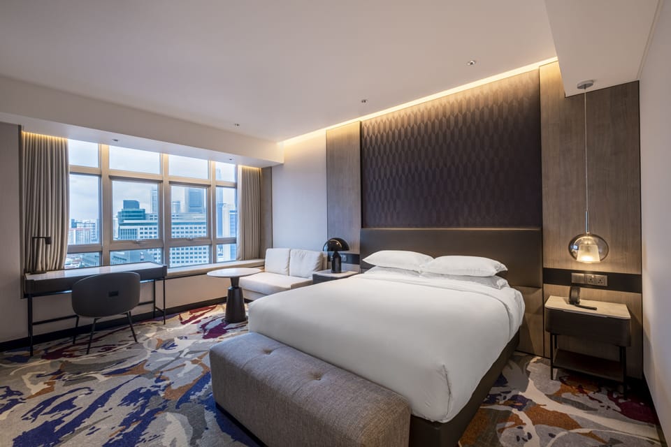 Executive Queen Room | In-room safe, laptop workspace, WiFi (free), bed sheets