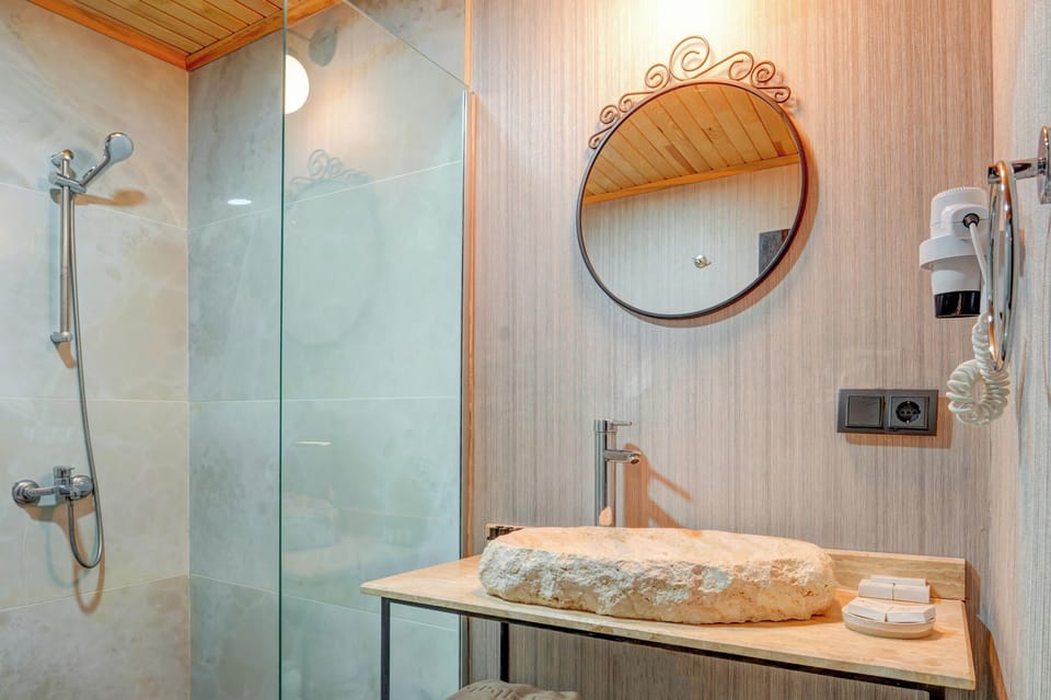 Bungalow Garden View Room | Bathroom | Shower, hair dryer, slippers, towels
