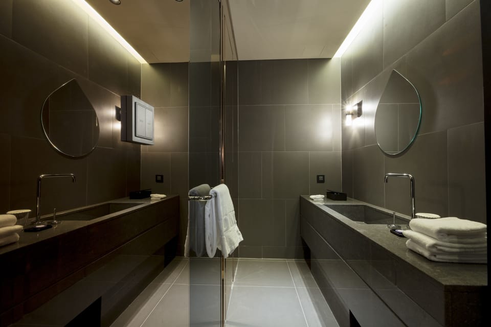 Superior Twin Room | Bathroom | Hair dryer, bathrobes, slippers, towels