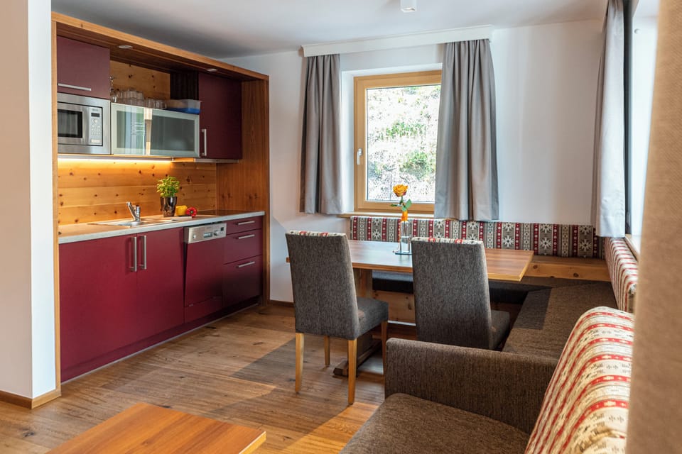 Apartment, 1 Bedroom, Kitchen, Mountain View (App 3) | Private kitchen | Full-size fridge, microwave, stovetop, dishwasher