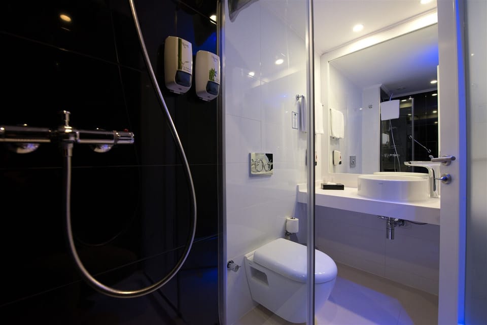 Standard Twin Room  | Bathroom | Shower, rainfall showerhead, eco-friendly toiletries, slippers