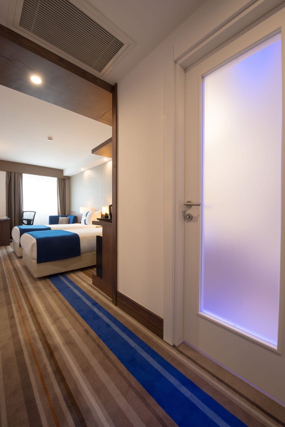 Standard Room, 2 Twin Beds, Smoking | Premium bedding, minibar, in-room safe, desk