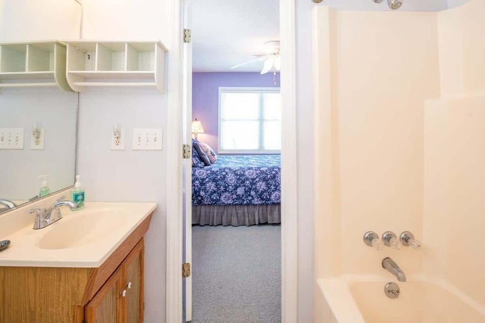 Jack N Jill Bathroom for Bedrooms 3 and 4