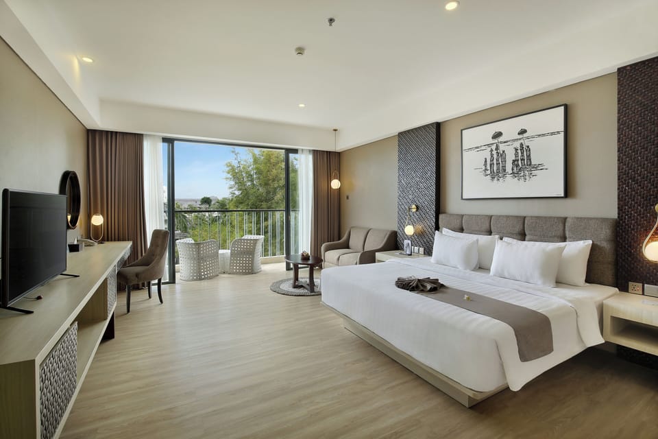 Klapa Room | In-room safe, desk, blackout drapes, soundproofing