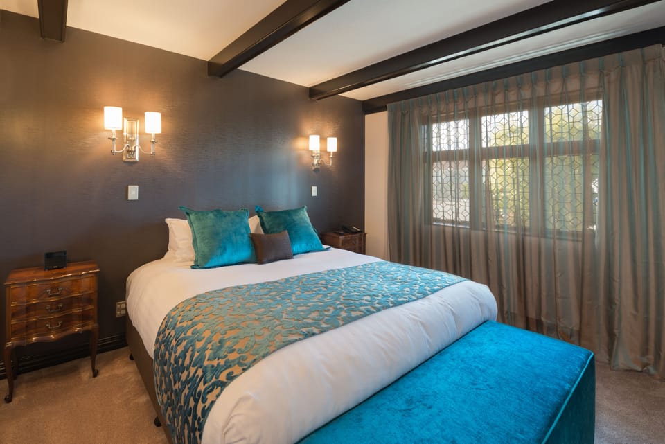 Royal Suite | Iron/ironing board, WiFi (free), bed sheets