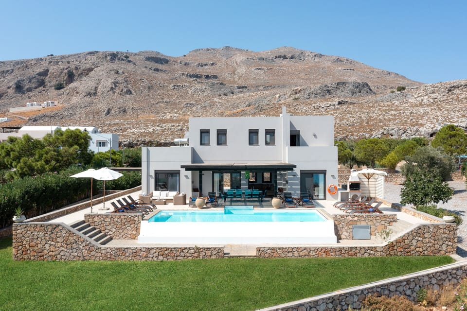 Villa Athena- Spacious 6 Bedroomed Villa with mountain views