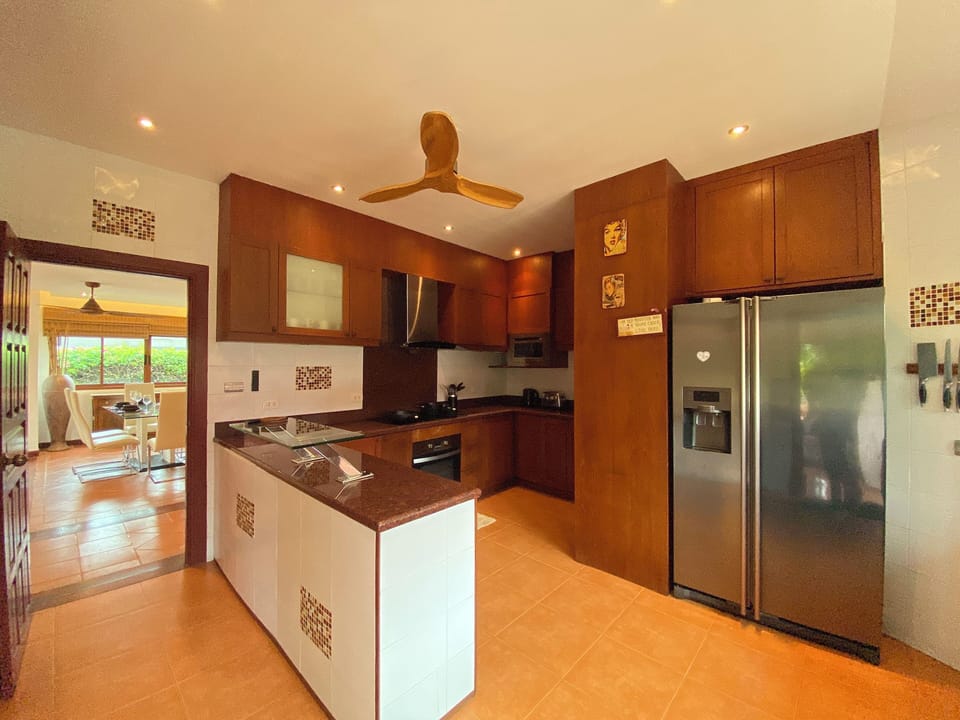 Deluxe Villa | Private kitchen | Cookware/dishes/utensils