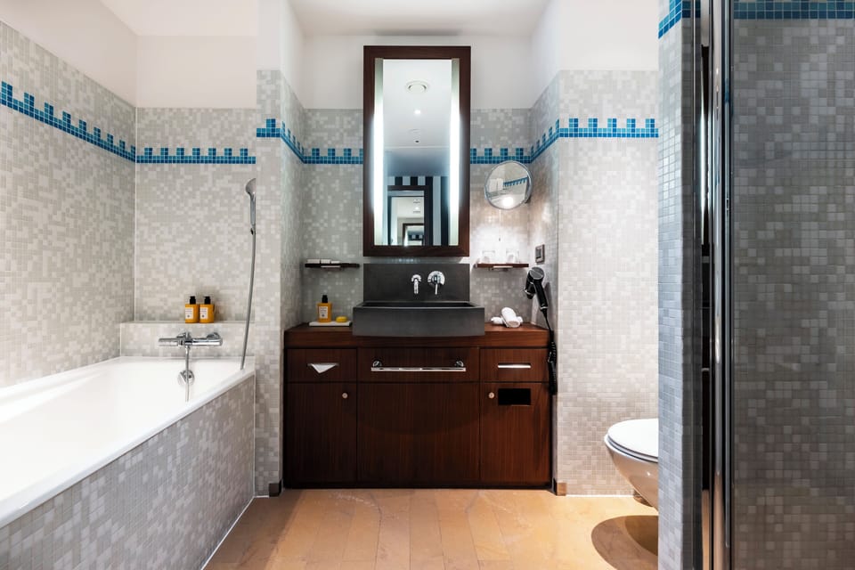 Executive Room | Bathroom | Rainfall showerhead, hair dryer, bathrobes, slippers