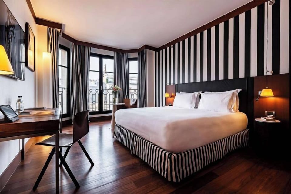 Chambre Prestige - Arc de Triomphe | Premium bedding, down comforters, free minibar items, in-room safe