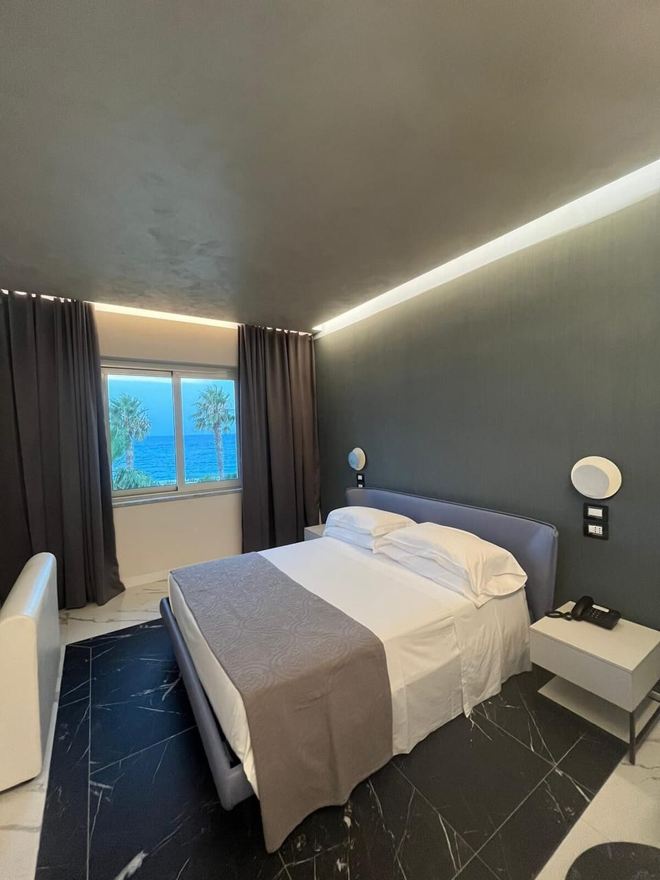 Luxury Studio Suite, Jetted Tub | Premium bedding, minibar, in-room safe, desk