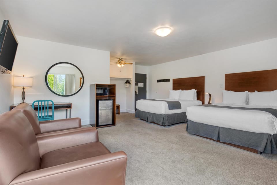 Standard Room, 2 Queen Beds, Refrigerator & Microwave, Courtyard View | Hypo-allergenic bedding available, pillowtop beds, in-room safe, desk