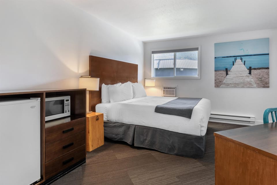 Standard Room, Multiple Beds, Non Smoking, Refrigerator & Microwave | Hypo-allergenic bedding available, pillowtop beds, in-room safe, desk