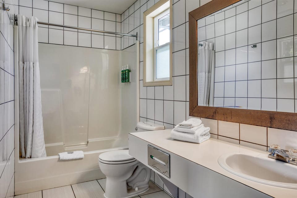 Standard Room, Multiple Beds, Non Smoking, Refrigerator & Microwave | Bathroom | Free toiletries, hair dryer, towels, soap