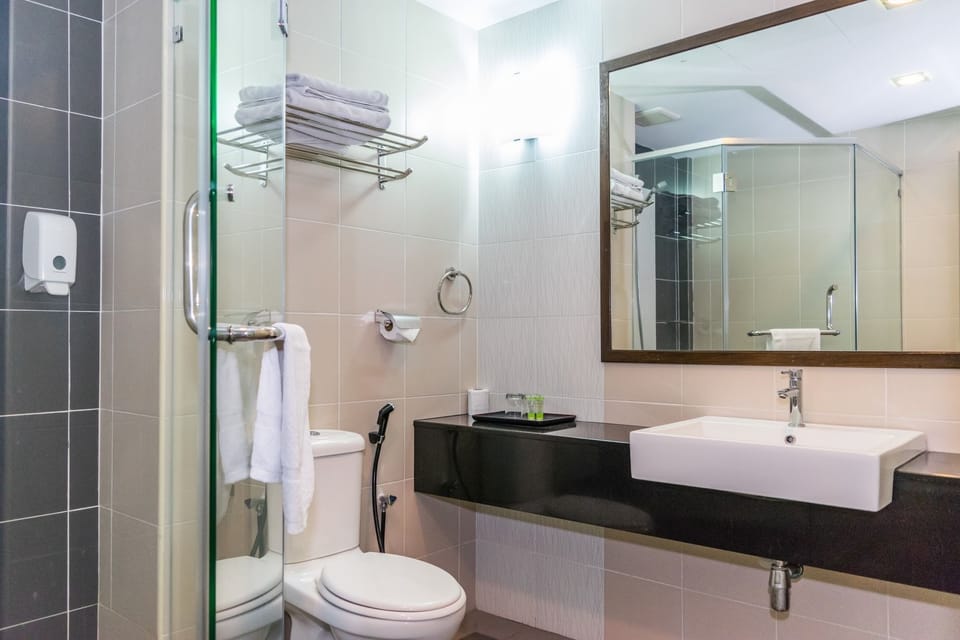 Deluxe King Room | Bathroom | Shower, hair dryer (on request), towels