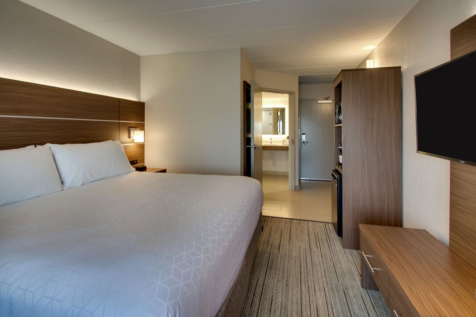 Room, 1 King Bed, Accessible (Communications) | In-room safe, desk, blackout drapes, iron/ironing board