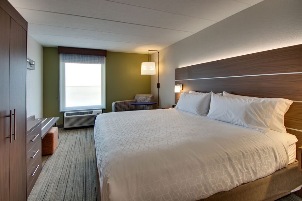 Standard Room | In-room safe, desk, blackout drapes, iron/ironing board