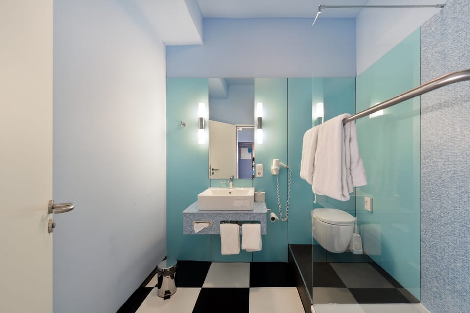 Design Single Room, 1 Bedroom, Non Smoking | Bathroom | Shower, free toiletries, hair dryer, towels