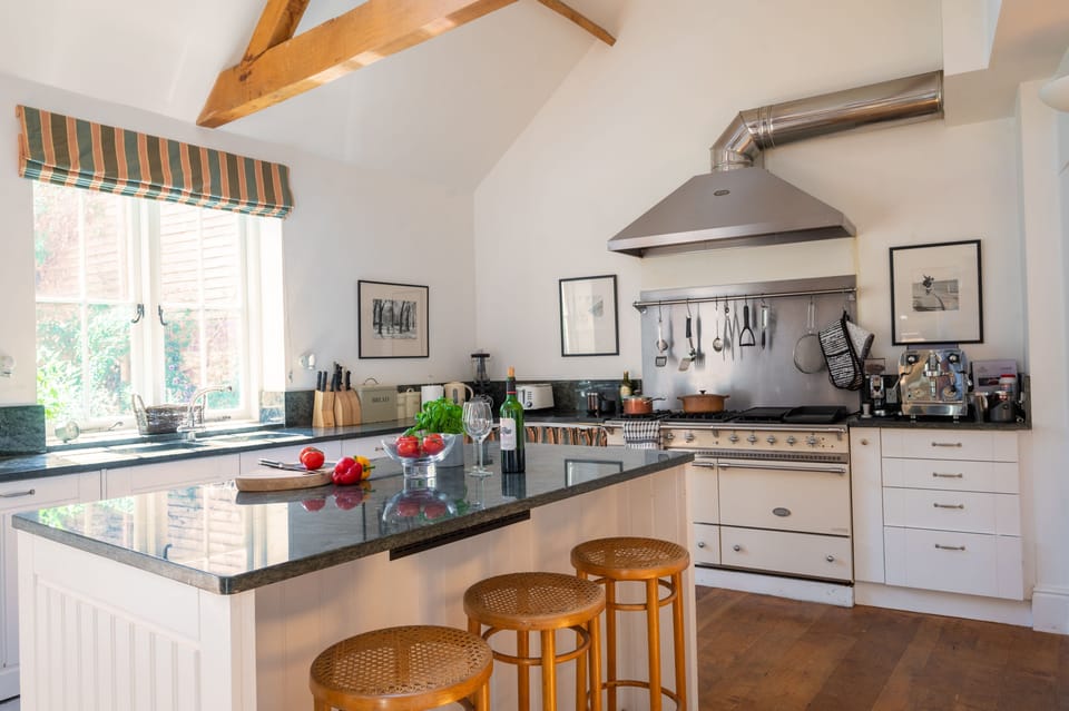 Ground floor: Kitchen with electric range cooker
