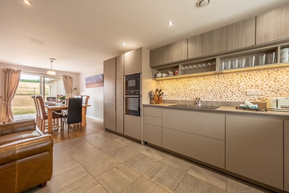 Ground floor: Kitchen and dining table