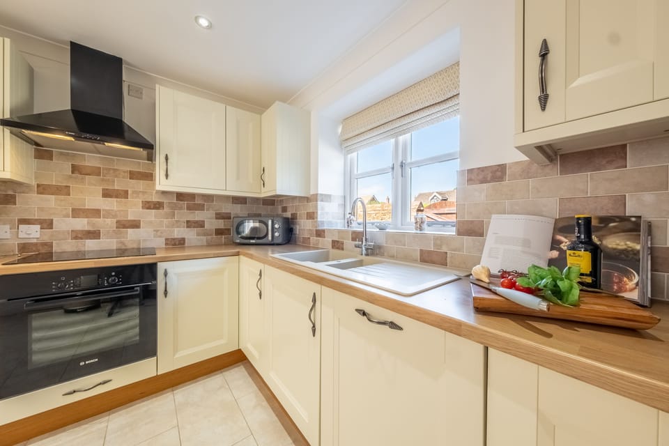 Ground floor: Kitchen with modern appliances