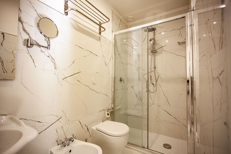 Superior Room, 1 Queen Bed | Bathroom | Shower, free toiletries, hair dryer, bidet