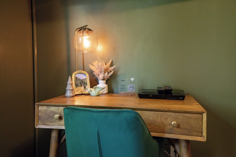 Jordan Pines - King Bed Ensuite | Laptop workspace, free WiFi