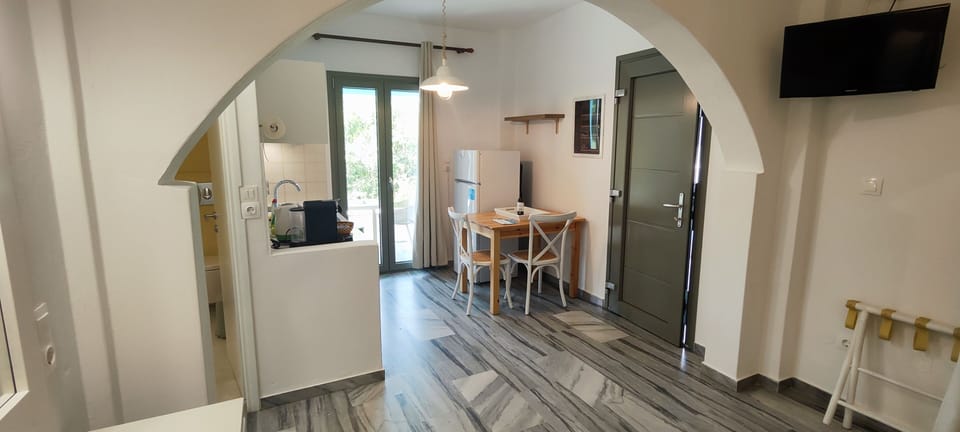 Superior Apartment, 1 Bedroom | In-room dining