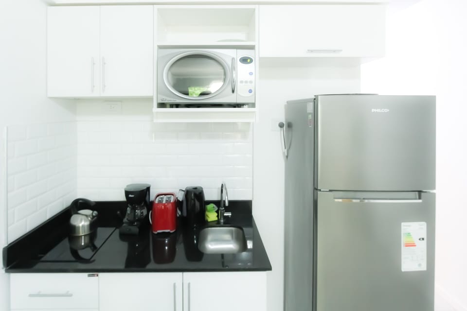 Full-size fridge, microwave, oven, electric kettle